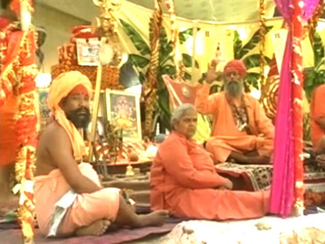 उज्जैन : शुरू हुआ सिंहस्थ कुंभ, साधु-संतों ने किया पहला शाही स्नान