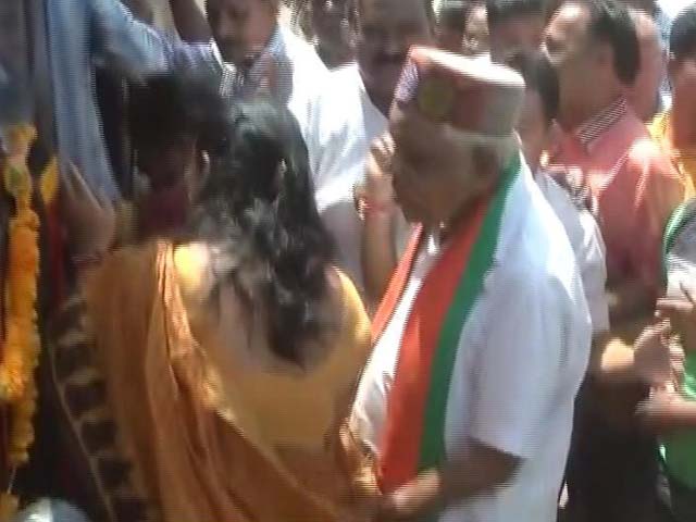 Video : Madhya Pradesh Minister's 'Pat' On Woman's Back Becomes Controversial