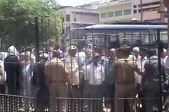 वाराणसी : कोर्ट परिसर में वकील के तख्त के नीचे मिला हैंडग्रेनेड वाराणसी : कोर्ट परिसर में वकील के तख्त के नीचे मिला हैंडग्रेनेड