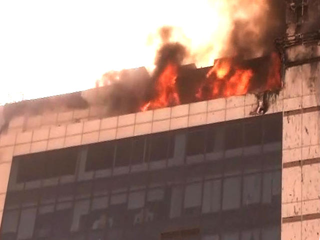 दिल्ली : नेताजी सुभाष प्लेस में इमारत में आग से भारी नुकसान