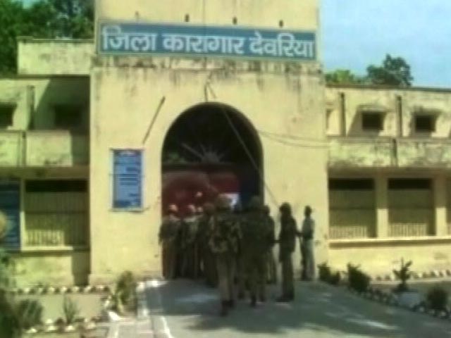 देवरिया जेल में कैदियों की हिंसा, बड़ी तादाद में पुलिस फोर्स तैनात