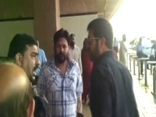 Bajrangi Bhaijaan Director Kabir Khan Heckled At Karachi Airport