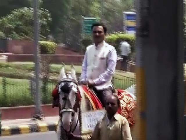 ऑड ईवन के दौरान संसद पहुंचने के लिए सांसदों ने अपनाए ये अनोखे तरीके