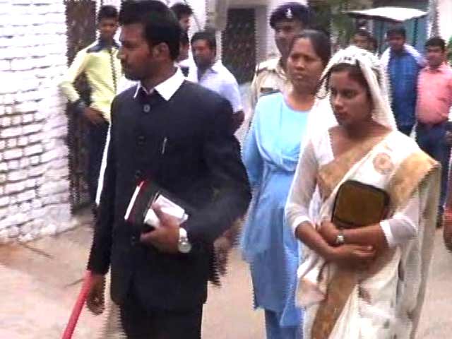 Videos : मध्य प्रदेश : बजरंग दल सदस्यों का उत्पात, चर्च में चल रही शादी रुकवाई