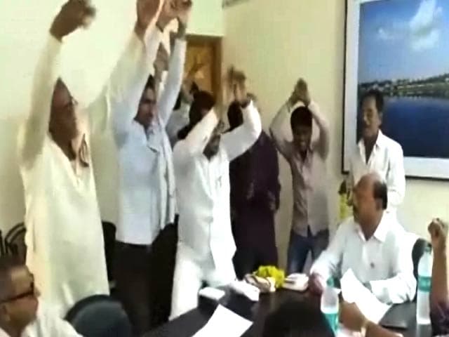 Videos : PWD अफसरों के सामने किया नागिन.. नागिन... नागिन डांस
