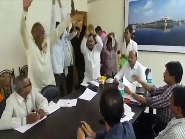 Video : Watch: When Nagging The PWD Didn't Work, They Did A 'Snake Dance'