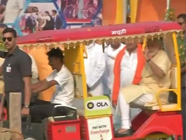 PM Modi On E-Drive In Varanasi. First E-Rickshaw, Then E-Boat.
