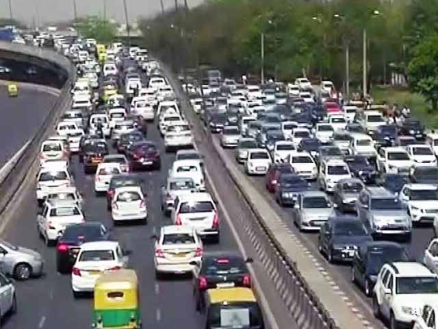 बैन के ख़िलाफ़ टैक्सी चालकों ने किया प्रदर्शन, घंटों तक लगा रहा जाम