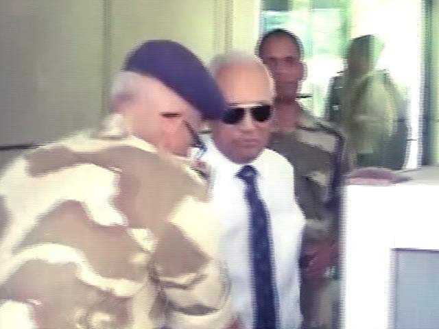 Videos : CBI दफ्तर में पूर्व वायुसेना प्रमुख एसपी त्यागी से पूछताछ