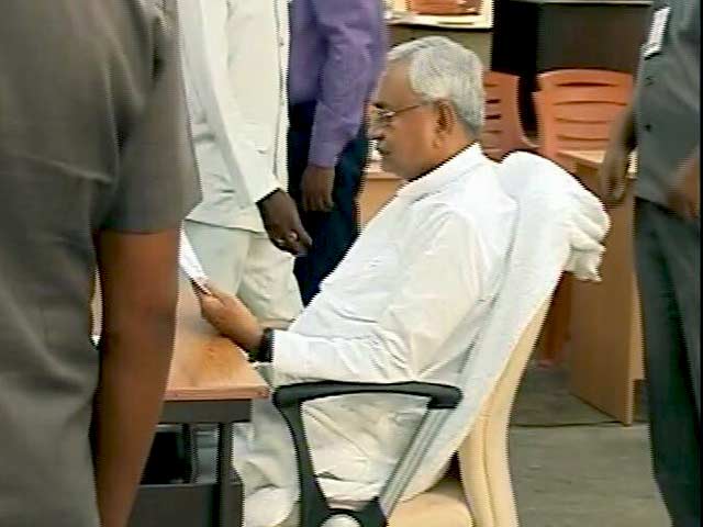 Video : Nitish Kumar Sits Down With Slipper-Thrower, Asks Him 'What's Wrong'