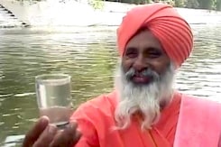 मिलिये नदी को बचाने वाले इस संत से, जिन्हें अब मिली गंगा सफाई की जिम्मेदारी मिलिये नदी को बचाने वाले इस संत से, जिन्हें अब मिली गंगा सफाई की जिम्मेदारी