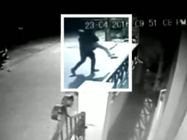 Video : कैमरे में कैद : बेंगलुरु में 22 साल की लड़की को उठा ले गया बदमाश