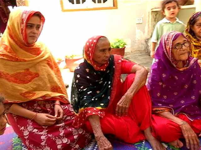 Video : Karachi's Women Who Wear Red
