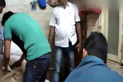 कैमरे में कैद : कुरियर कंपनी के दफ्तर में कर्मचारी को बेहोश कर लूट लिए ढाई लाख रुपये कैमरे में कैद : कुरियर कंपनी के दफ्तर में कर्मचारी को बेहोश कर लूट लिए ढाई लाख रुपये