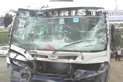 नोएडा : दो स्कूली बसों की टक्कर की चपेट में आया ऑटो, दो की मौत नोएडा : दो स्कूली बसों की टक्कर की चपेट में आया ऑटो, दो की मौत