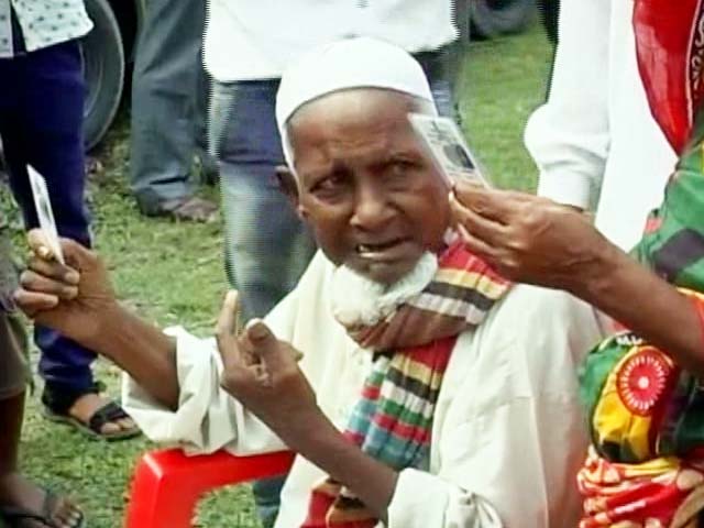 Video : 103 Year Old, His 3 Generations Vote For The First Time In Cooch Behar