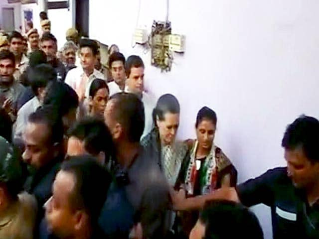 सोनिया और राहुल पार्लियामेंट स्ट्रीट थाने में गिरफ्तारी के बाद रिहा