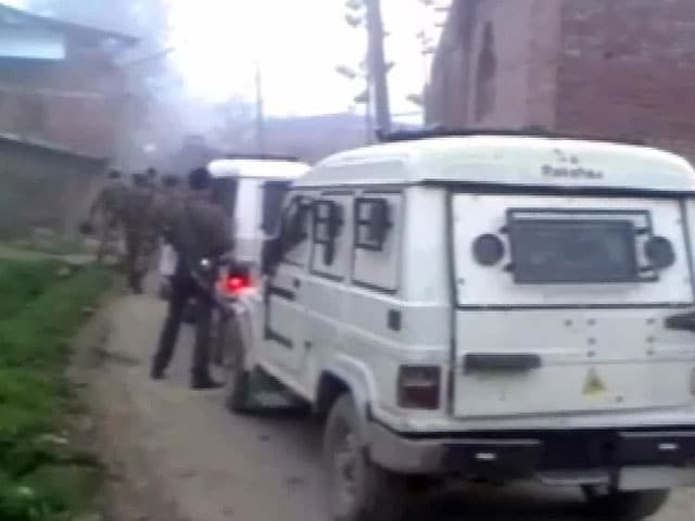 Videos : कश्मीर : पुलवामा में सुरक्षाबलों ने तीन आतंकियों को मार गिराया