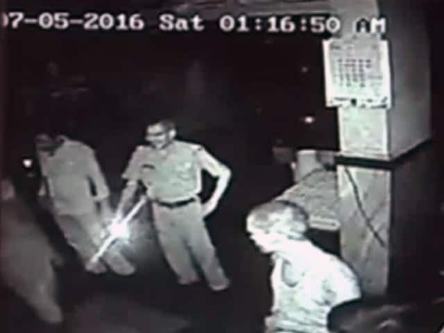 Video : मुंबई पुलिस की दादागिरी कैमरे में हुई कैद, होटलकर्मियों को पीटा