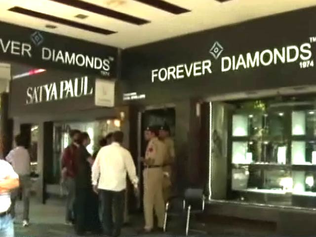 मालिक ही निकले चोर : 10 करोड़ की बीमा रकम के लिए अपने ही शोरूम में करवाई चोरी