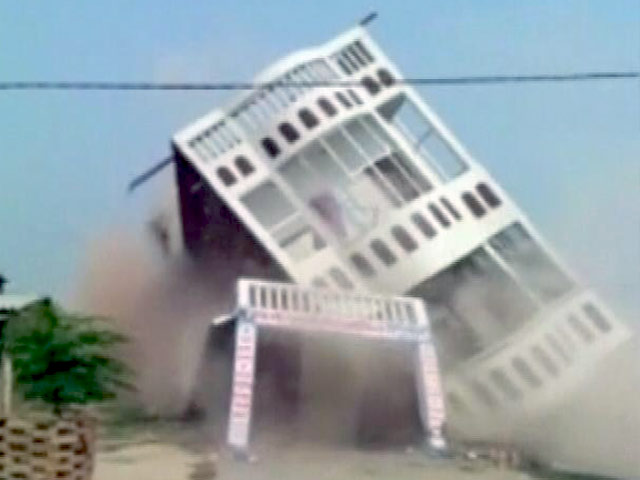 बिहार : शिवहर में तीन मंजिला इमारत धड़धड़ाकर गिर गई