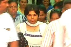 मुंबई : तृप्ति देसाई कड़ी सुरक्षा के बीच हाजी अली दरगाह पहुंची मुंबई : तृप्ति देसाई कड़ी सुरक्षा के बीच हाजी अली दरगाह पहुंची