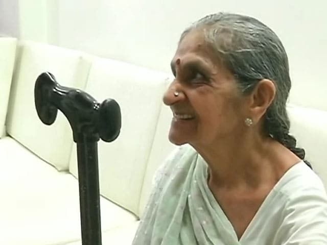 Videos : मुंबई : दबंग दादी ने छड़ी से पीट पीटकर लुटेरे को कर दिया पस्त