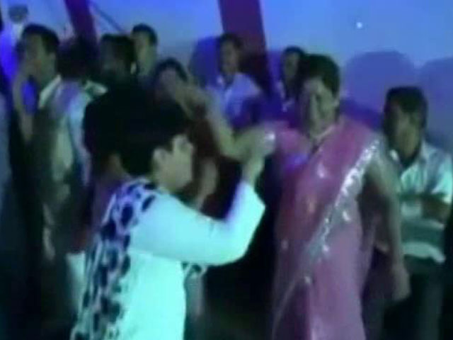 महाराष्ट्र : अस्पताल में नाच गाना, मरीज़ों की कोई सुध नहीं