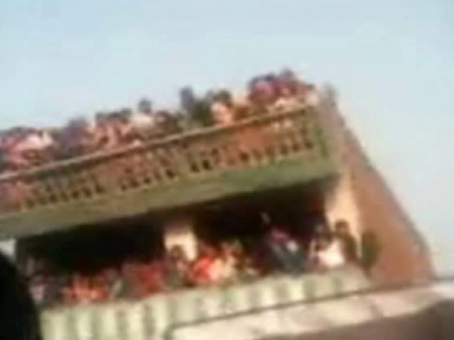 कानपुर में बारात देखने जुटी महिलाएं, अधिक वजन से छज्‍जा गिरा, कई घायल