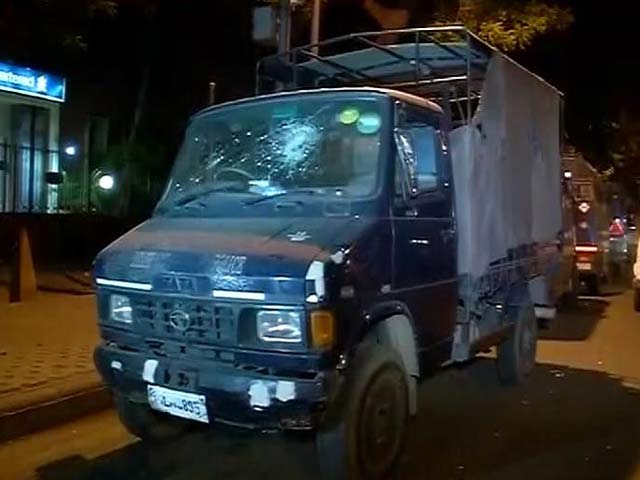 आसाराम के समर्थकों का हंगामा, गाड़ियां तोड़ीं और पुलिस स्टेशन पर किया पथराव