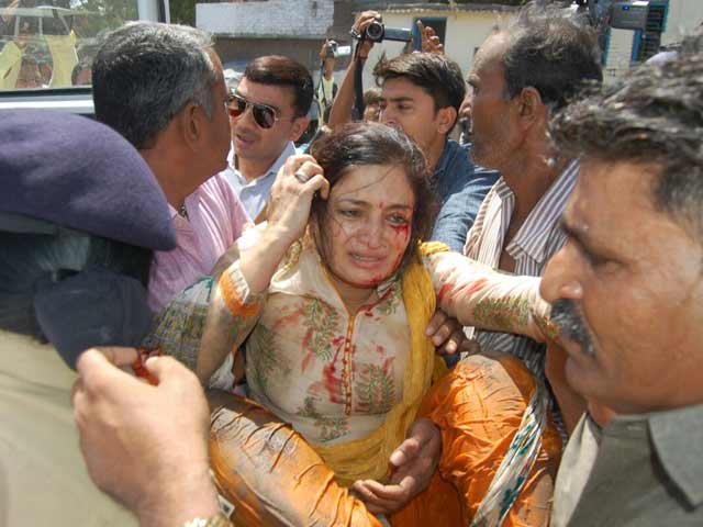 जामनगर - 10 फीट गहरे गढ्ढे में गिरीं पूनमबेन माडम