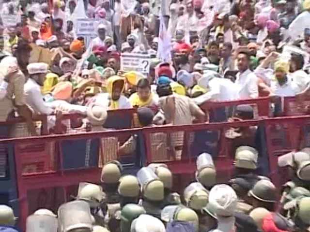 Video : Thousands Stopped At Chandigarh Border Amid AAP Protests