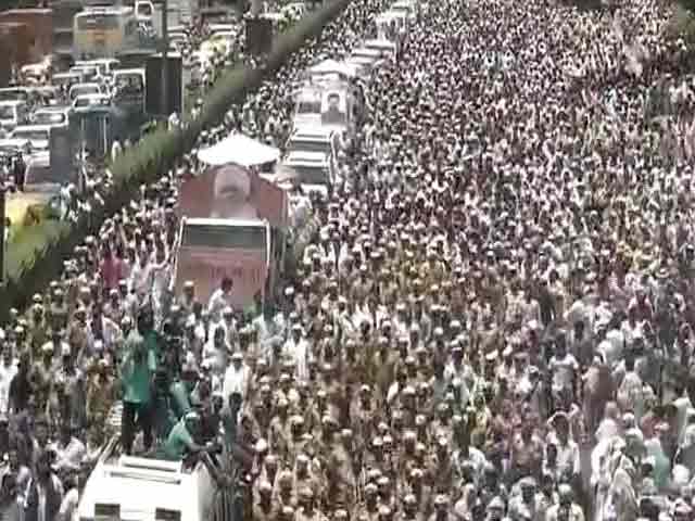 Videos : निरंकारी समाज के प्रमुख बाबा हरदेव सिंह के अंतिम दर्शन के लिए जुटे लाखों भक्त