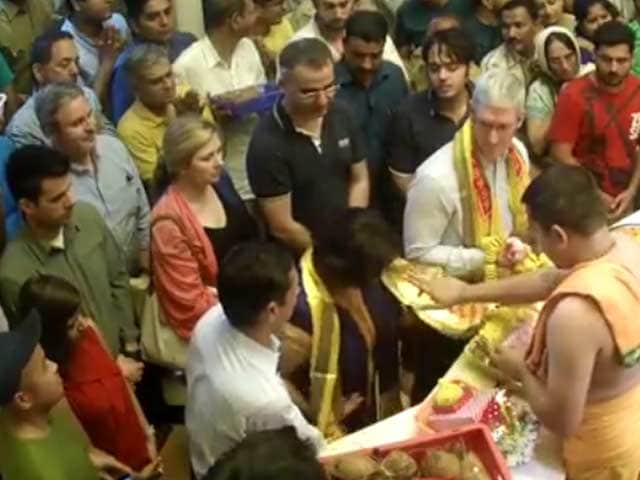 Video : When Tim Cook Ran Into Mukesh Ambani's Son At Siddhivinayak Temple
