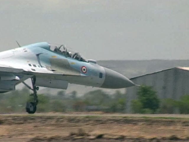 केन्द्रीय गृह राज्य मंत्री किरेन रिजिजू ने लड़ाकू विमान सुखोई में भरी उड़ान