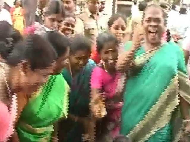 Video : तमिलनाडु : सीएम जयललिता के घर के बाहर उमड़ा समर्थकों का हुजूम