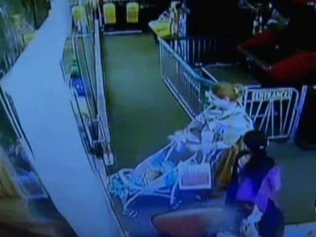 Video : Caught On Camera: Two Transgenders Kidnap Baby In West Delhi Mall