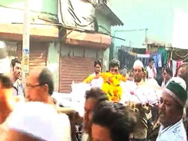 Videos : मुंबई में मुस्लिम पड़ोसियों ने किया अनाथ बुज़ुर्ग हिंदू महिला का अंतिम संस्कार