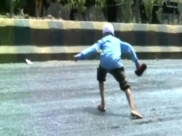 Video : Caught On Camera: A Dangerous, Melting Road In Gujarat
