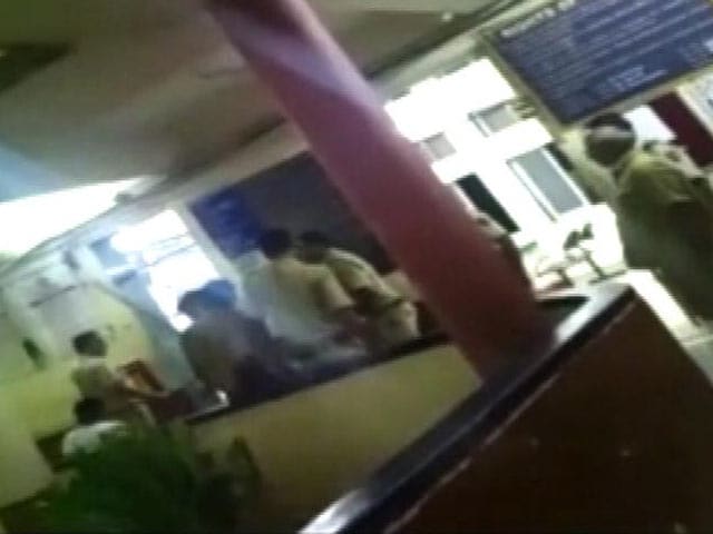 Video : Mumbai Policeman Caught Thrashing Couple On Camera
