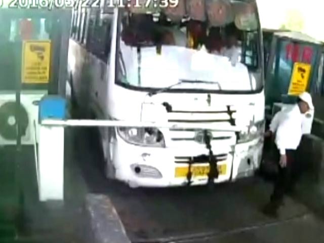 गुरुग्राम टोल नाके पर बस ड्राइवर ने टोल देने से इंकार किया, गेट तोड़कर फरार
