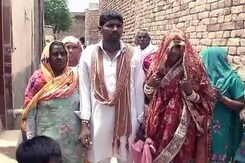 कुरुक्षेत्र : दलित दूल्हे के घोड़ी चढ़ने से नाराज दबंग, पुलिस पर भी किया पथराव कुरुक्षेत्र : दलित दूल्हे के घोड़ी चढ़ने से नाराज दबंग, पुलिस पर भी किया पथराव