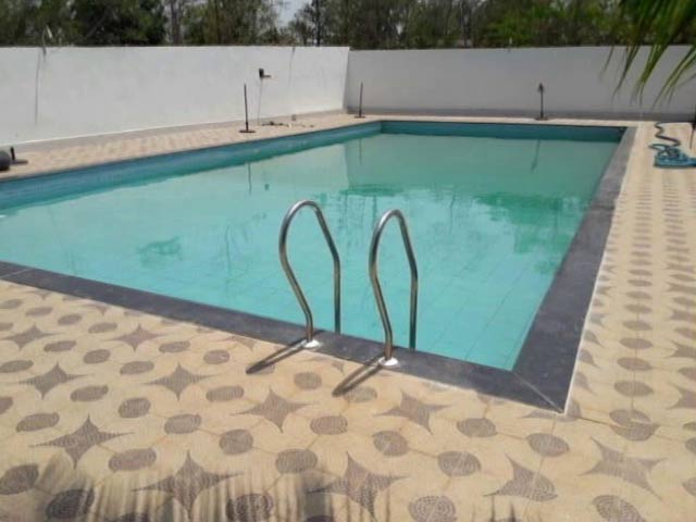 छत्तीसगढ़ : वन अधिकारी ने सरकारी घर में ही बनाया स्वीमिंग पूल