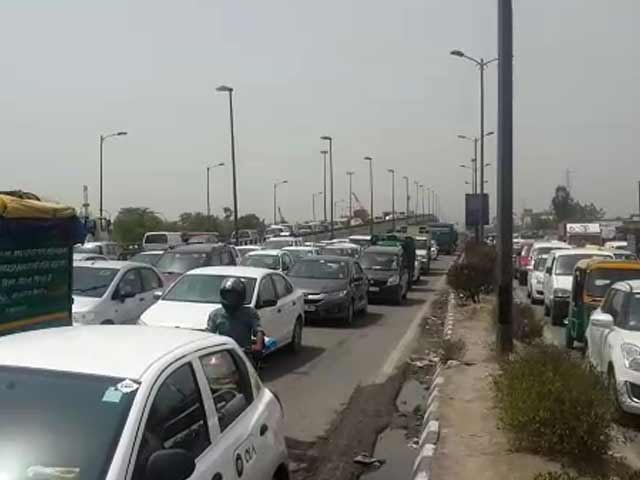 दिल्ली : आश्रम के पास क्रेन टेढ़ी हुई, नोएडा और यमुना पार से आने वाले रास्ते जाम