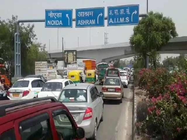 जाम-जाम दिल्ली, मेट्रो क्रेन के टेढ़ा होने से बनी ऐसी स्थिति