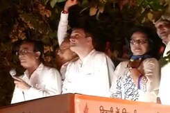 दिल्ली में बिजली-पानी की समस्या के विरोध में राहुल गांधी का मशाल जुलूस दिल्ली में बिजली-पानी की समस्या के विरोध में राहुल गांधी का मशाल जुलूस