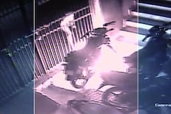CCTV में कैद: यह शख्स दूसरों के वाहनों में लगा देता था आग CCTV में कैद: यह शख्स दूसरों के वाहनों में लगा देता था आग