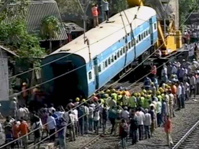 Videos : मुंबई : लोअर परेल में पटरी से उतरा ट्रेन का कोच