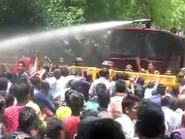 Videos : बिजली और पानी के मुद्दे पर बीजेपी कार्यकर्ताओं का प्रदर्शन