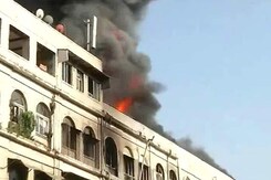 मुंबई के कोलाबा में रीगल सिनेमा के पास बिल्डिंग में भीषण आग मुंबई के कोलाबा में रीगल सिनेमा के पास बिल्डिंग में भीषण आग